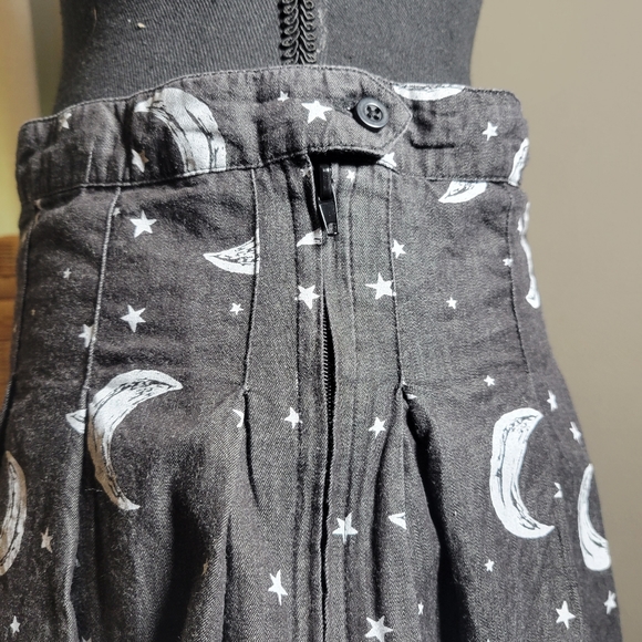 HOT TOPIC CELESTIAL MOON AND STARS PLEATED SKIRT - Picture 4 of 8